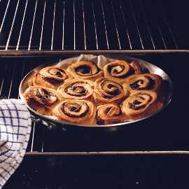 Pfanne mit Zimtschnecken in sauberem Backofen